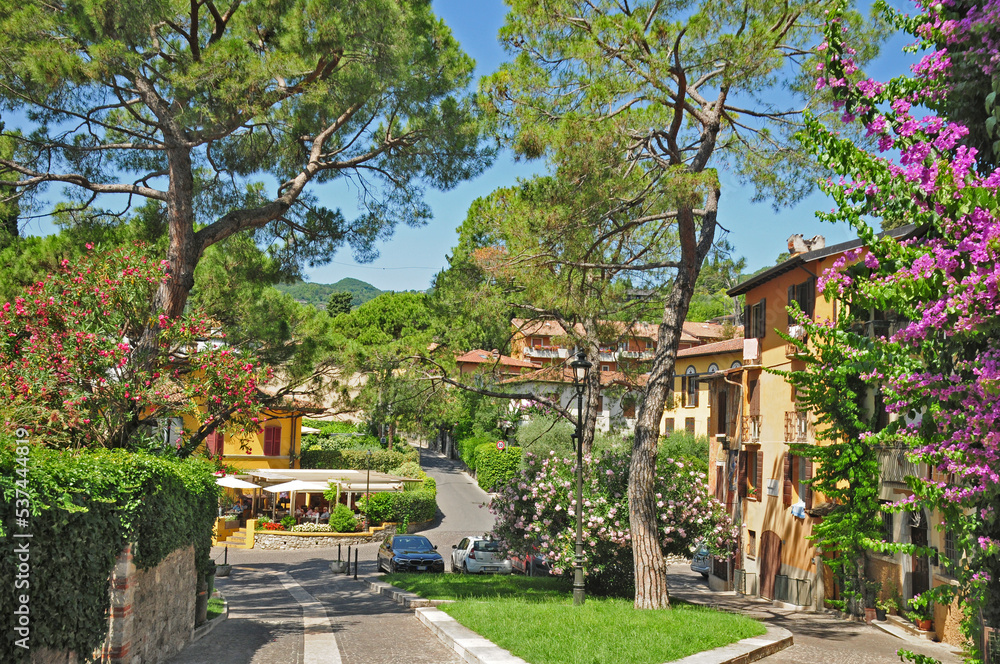 Obraz premium Gardone Riviera - Il borgo antico, Lago di Garda, Brescia