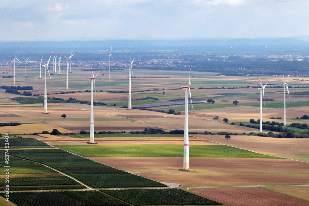 Obraz premium Windräder und Felder