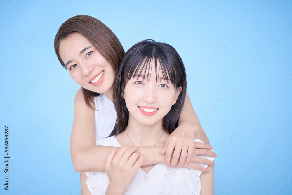 白い服を着て写真に収まる女性2人 白い服を着て写真に収まる女性2人