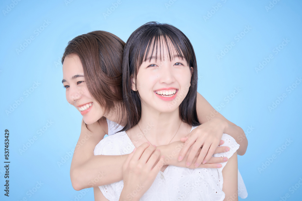 白い服を着て写真に収まる女性2人 白い服を着て写真に収まる女性2人