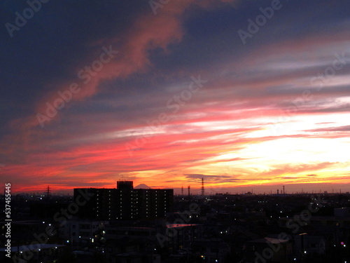 地方都市の住宅地と秋の夕焼け風景