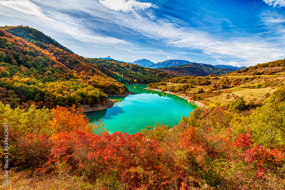 Treffort France 10 2021 vue aux couleurs de l'automne, du lac du Monteynard. Le lac est connu pour les 2 passerelles himalayennes qui le traversent. 