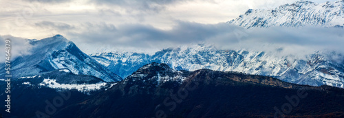 Varces et Allières France 12 2021 photo des Étangs du Noiret en hiver reflétant les montagnes enneigées autour