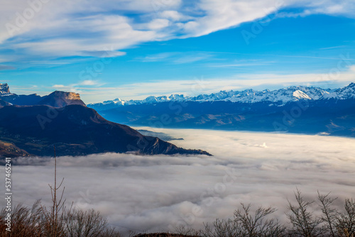 Saint Nizier du Moucherotte France 11/2021 mer de nuages recouvrant la vallée grenobloise, vue sur les montagnes enneigées en arrière plan