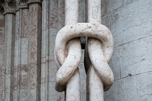 Verschlungene Stränge -Interessantes  architektonisches Detail am der Kathedrale von Trient photo