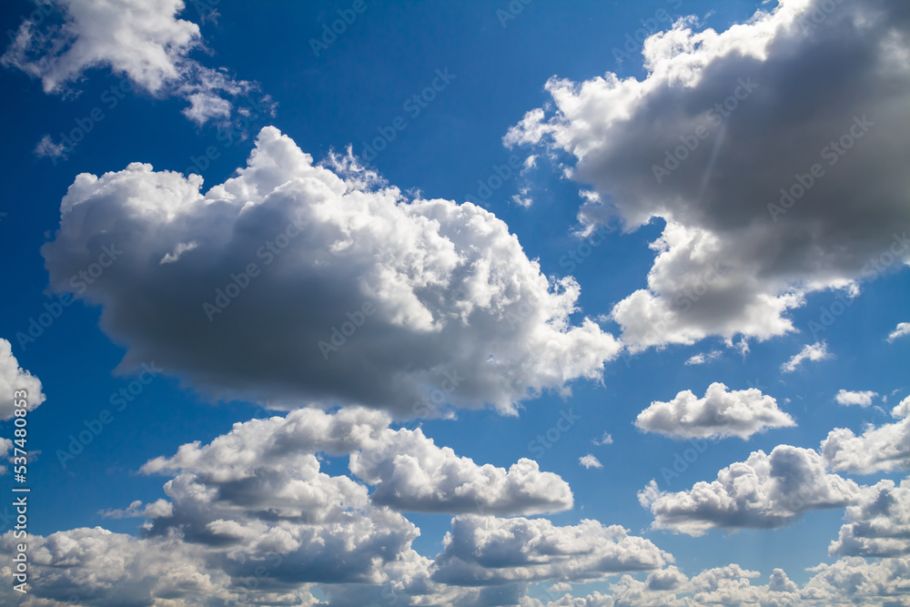 Obraz premium Blue sky background with white clouds