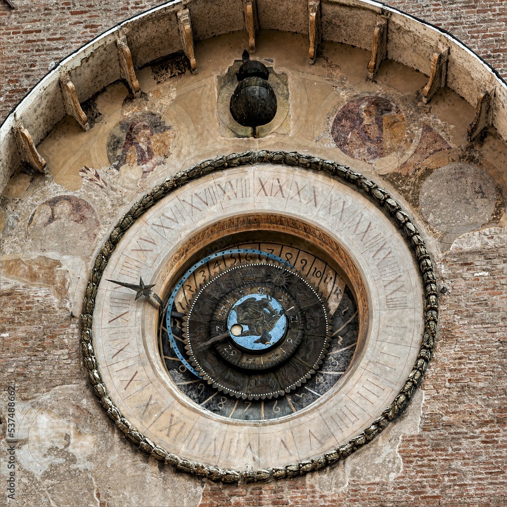 astronomische Uhr von 1472  am Glockenturm Torre des Orologio in der zum UNESCO Weltkulturerbe  gehörenden Altstadt von Mantua am Piazza del Erbe - Lombardei, Italien, Mantova