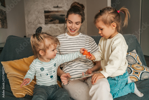 Φωτογραφία Young family of three spending time together