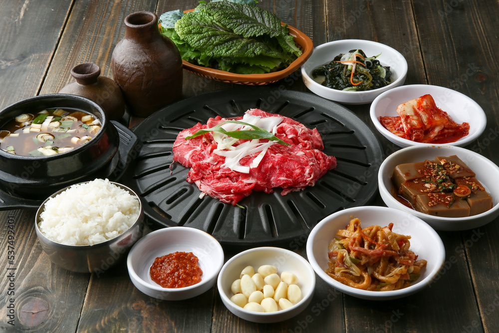 Bulgogi Table with Korean Traditional Food 한국전통 음식 한상차림의 불고기 한 상 테이블 Bulgogi Table with Korean Traditional Food 한국전통 음식 한상차림의 불고기 한 상 테이블