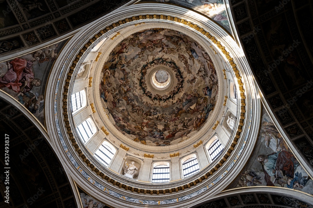 Die imposante Kuppel mit Deckengemälden in der Basilika  Santa Barbara in Mantua, Lombardei