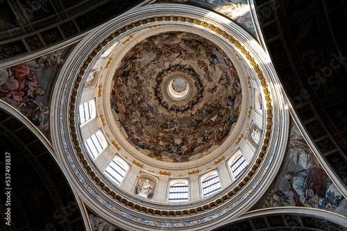 Die imposante Kuppel mit Deckengem  lden in der Basilika  Santa Barbara in Mantua  Lombardei