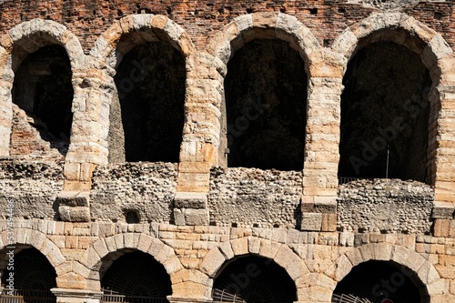 Ansicht der antiken Mauern aus Tuffstein und Ziegelsteinen der Arena von Verona photo