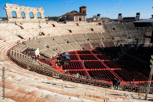 Die riesige Arena im Zentrum von Verona - in dem  antiken Gebäude mit seinen 22000 Sitzen werden Konzerte und seit 2013 Opern aufgeführt. Baubeginn des antiken Meisterwerkes war 30 nach Christi photo