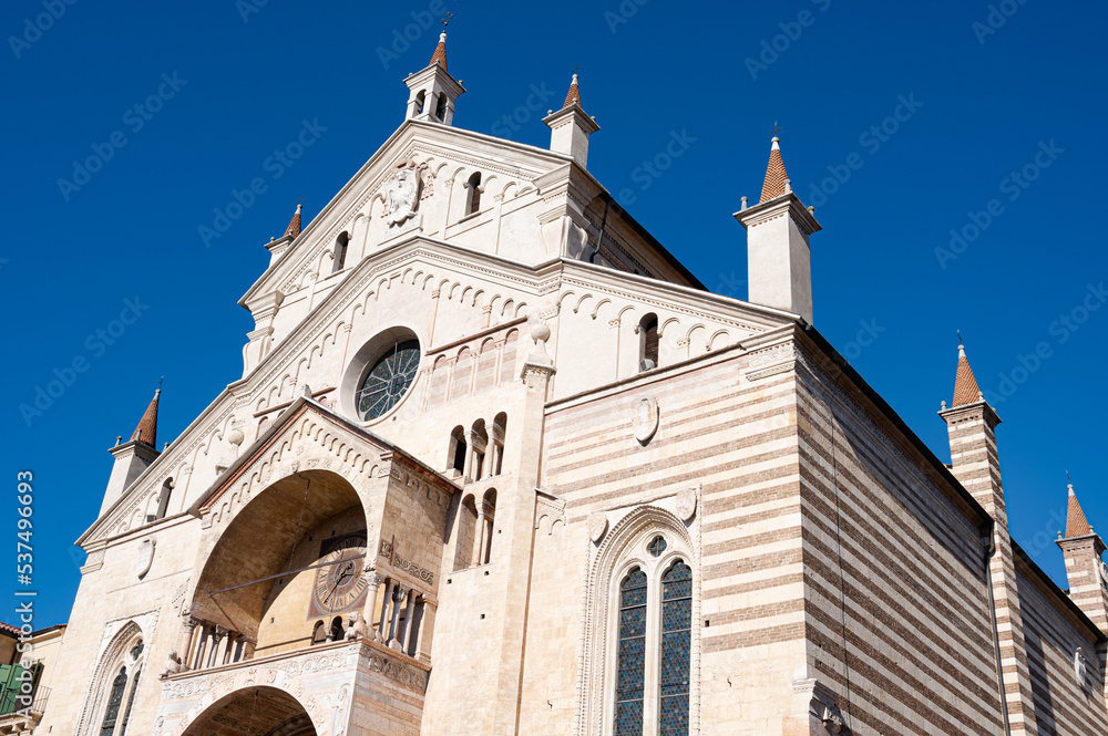 Frontalansicht des Domes Santa Maria Matricolare  in Verona. Das Romanische Bauwerk ist eingebettet in das UNESCO Weltkulturerbe der Altstadt