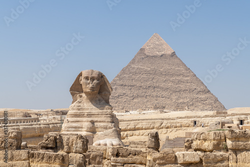 Sphinx vor den Pyramiden in Gizeh, Ansicht von vorne Monumente der Antiken Zeit der Pharaonen.