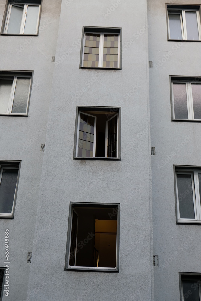 FU 2021-09-17 Wohnbeck 13 Im Haus ist ein Fenster geöffnet