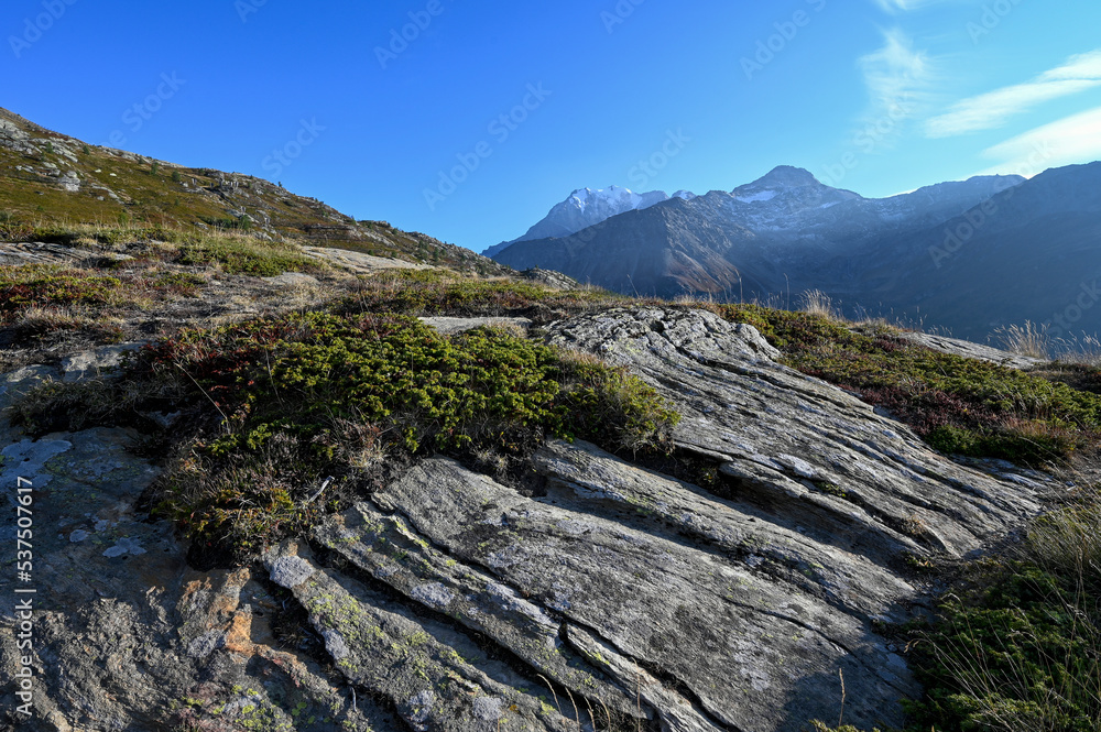 Paysage de haute montagne autour du col du Simplon dans les alpes Suisses en été à la tombée du jour
