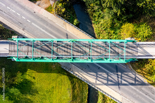 Ścieżka rowerowa zrobiona ze starego wiaduktu kolejowego nad drogą i rzeką. Żelazny Szlak Rowerowy w Jastrzębiu-Zdroju na Śląsku w Polsce