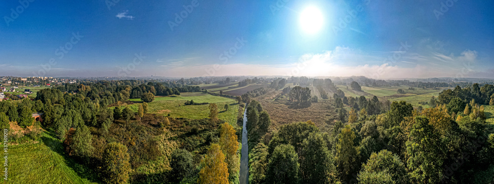 Poranne mgły na terenach zielonych Górnego Śląska w Polsce, okolice Jastrzębia Zdroju, panorama jesienią z lotu ptaka