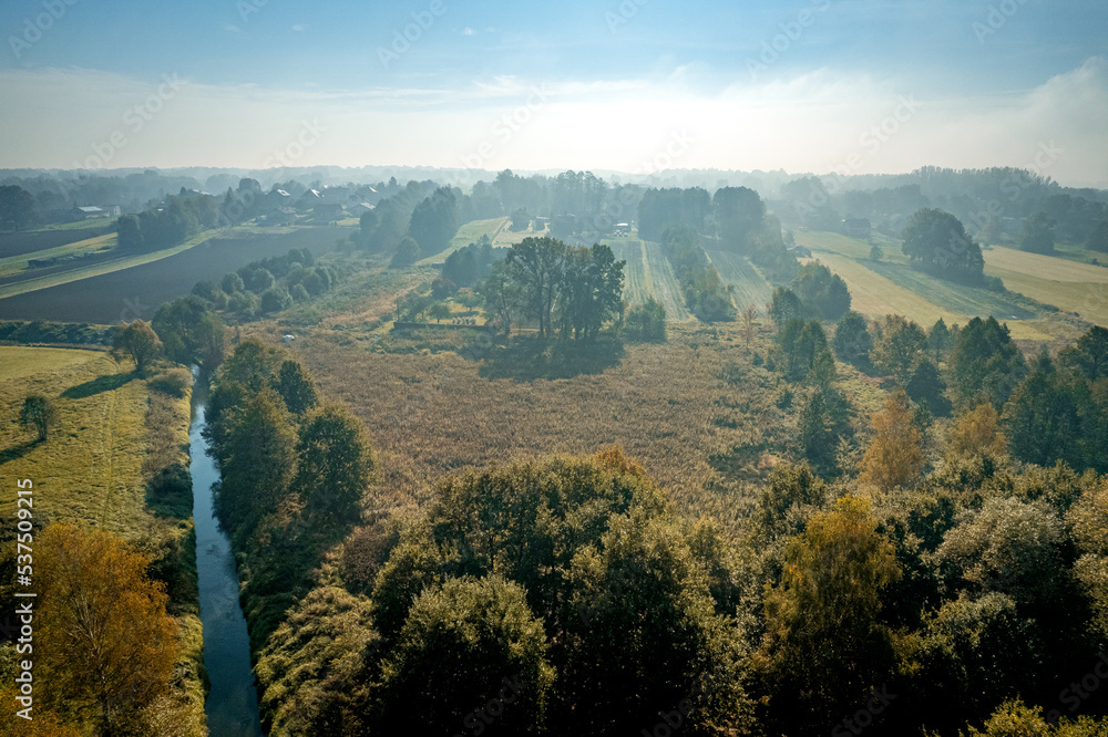 Poranne mgły na terenach zielonych Górnego Śląska w Polsce, okolice Jastrzębia Zdroju, panorama jesienią z lotu ptaka