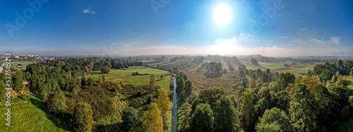 Obraz na płótnie Poranne mgły na terenach zielonych Górnego Śląska w Polsce, okolice Jastrzębia Zdroju, panorama jesienią z lotu ptaka w salonie