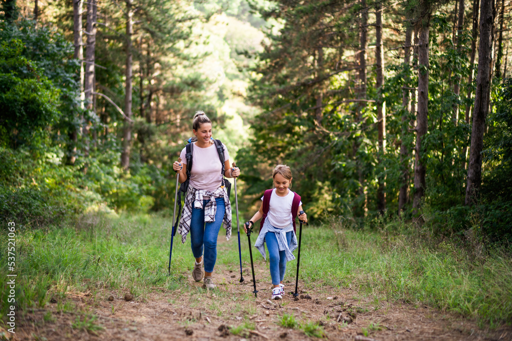 Obraz premium Mother and daughter enjoy hiking together. 