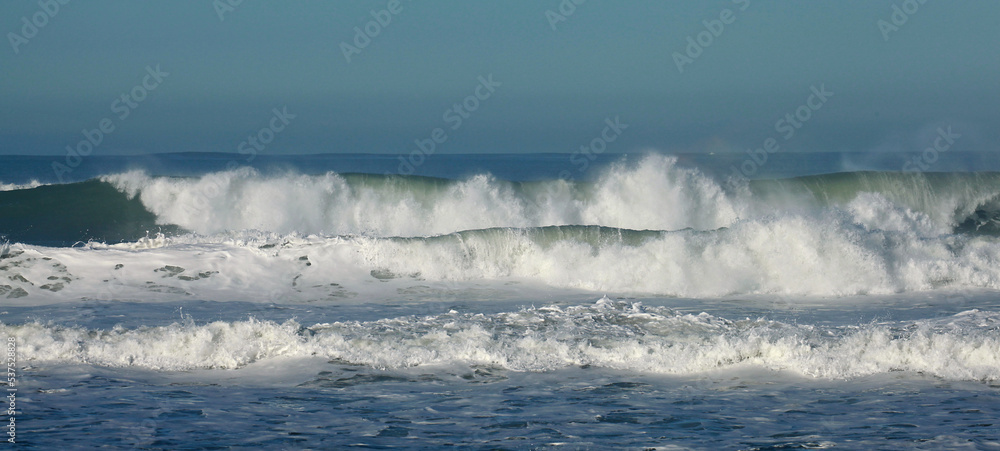 Fototapeta premium Vagues déferlantes de l'océan atlantique