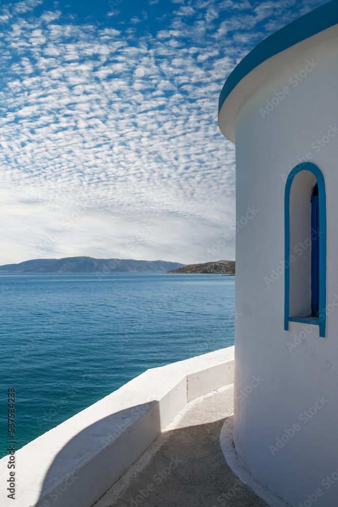Obraz premium view of sea and sky outside of white chapel in Pachi village,Greece