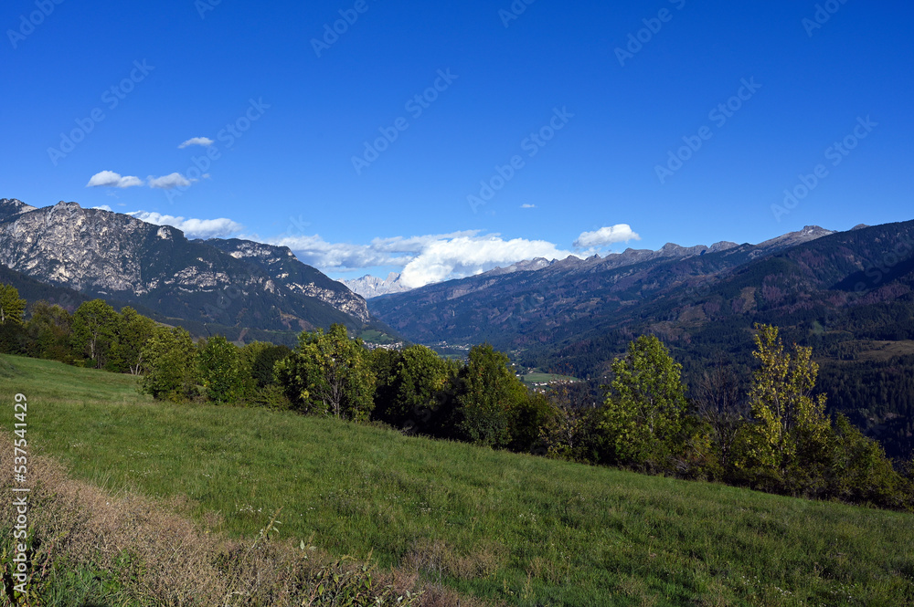 Paysage de montagne autour du village pittoresque de Carano et la vallée de Fiemme dans la province de Trente en Italie
