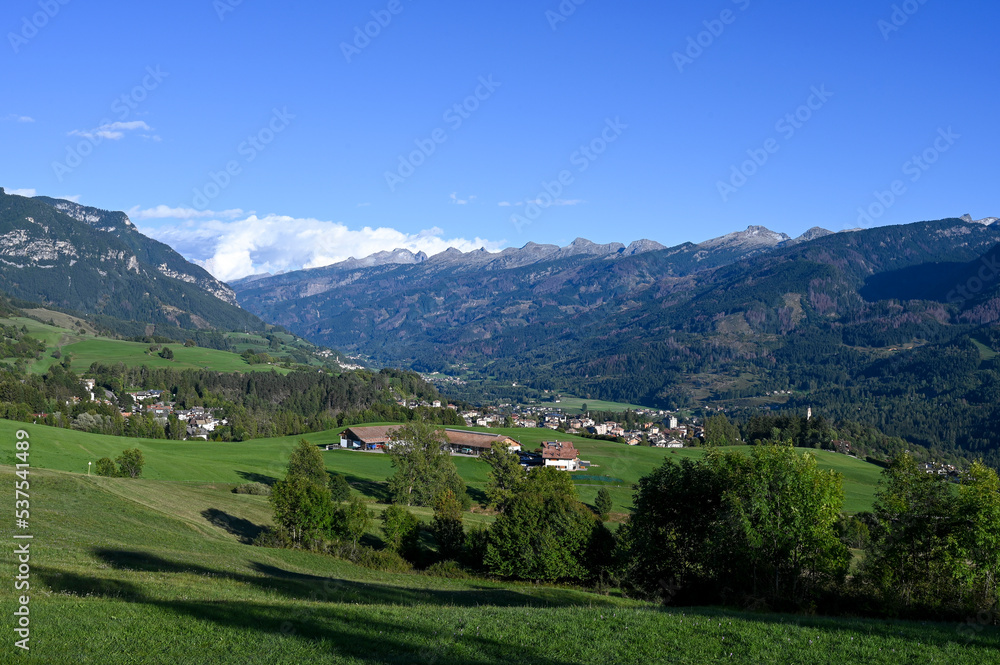 Paysage de montagne autour du village pittoresque de Carano et la vallée de Fiemme dans la province de Trente en Italie