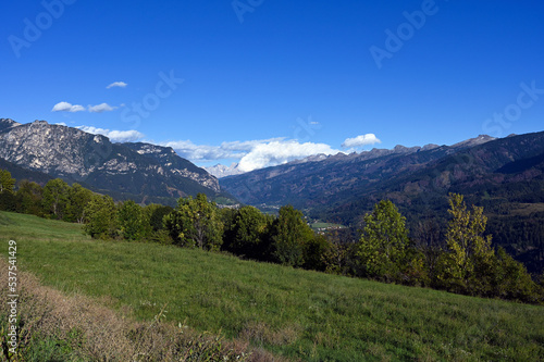 Paysage de montagne autour du village pittoresque de Carano et la vallée de Fiemme dans la province de Trente en Italie © michel