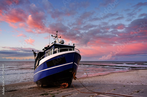Kuter rybacki na bałtyckiej plaży, Ustronie Morskie, Polska