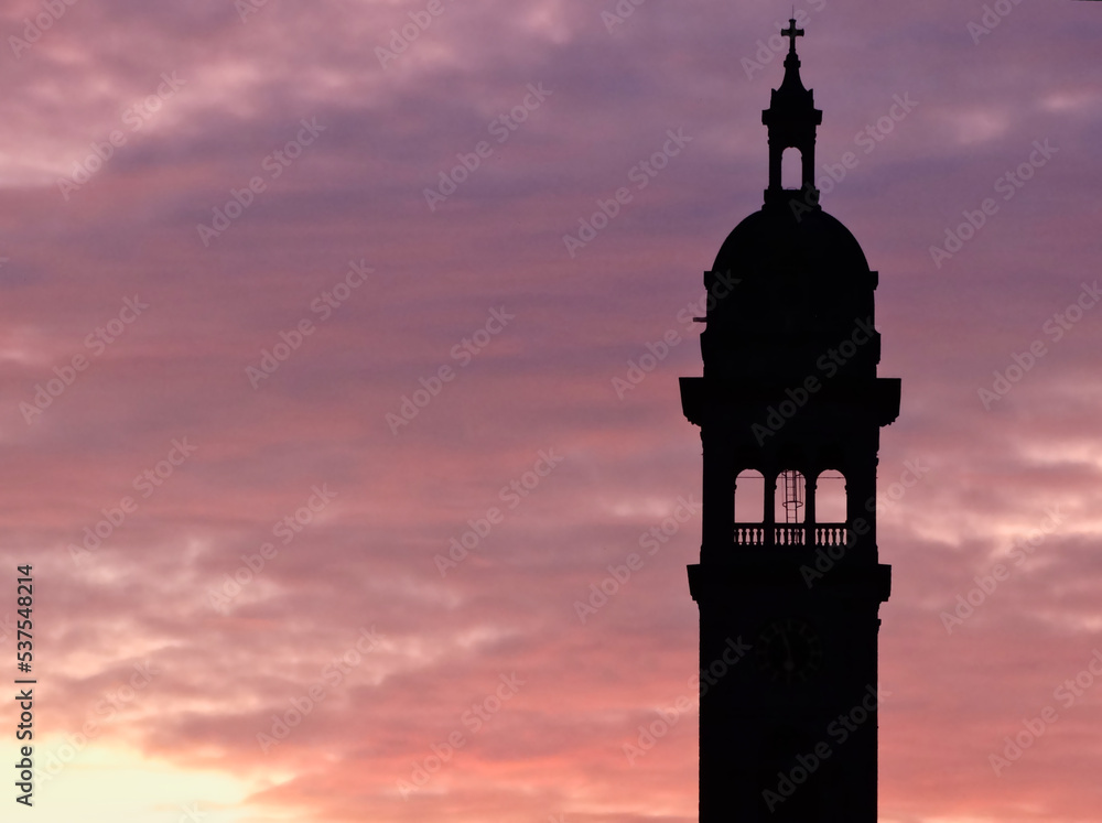 Die Silhouette des Kirchturms der Franziskuskirche in Pforzheim in der Abenddämmerung
