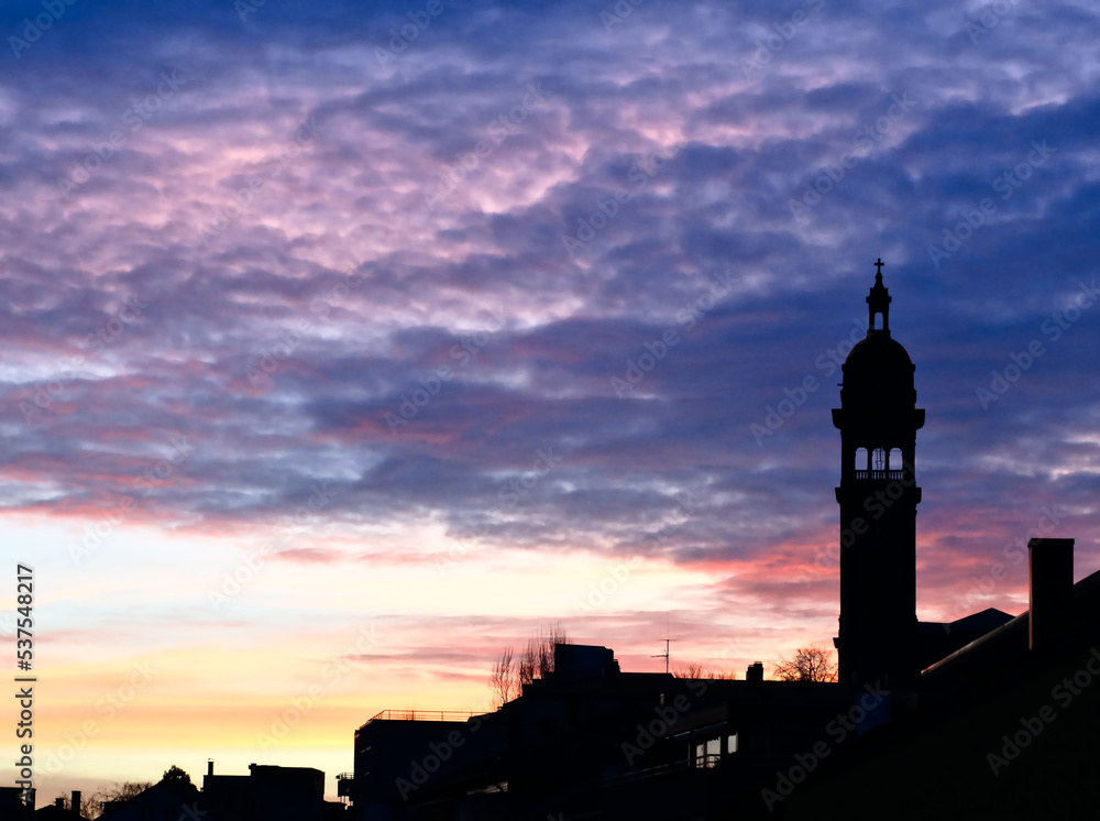 Silhouetten von Gebäuden und Franziskuskirche in Pforzheim in der Abenddämmerung vor sattem Wolkenhimmel