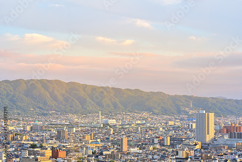夕陽に照らされる美しい街並みと山【大阪風景】