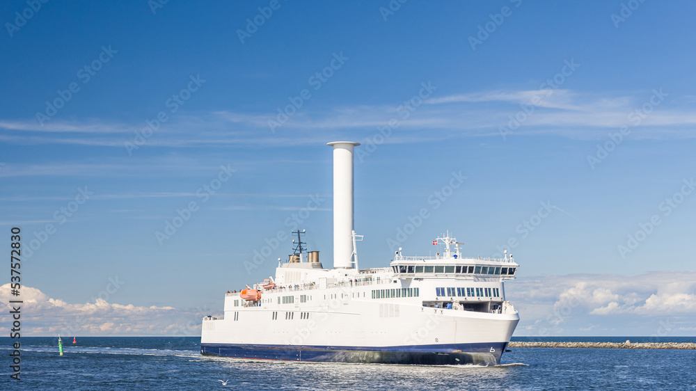 Schiff bzw. Fähre mit alternativem Segel, einem Flettner-Rotor zur Nutzung des Magnus-Effektes Schiff bzw. Fähre mit alternativem Segel, einem Flettner-Rotor zur Nutzung des Magnus-Effektes