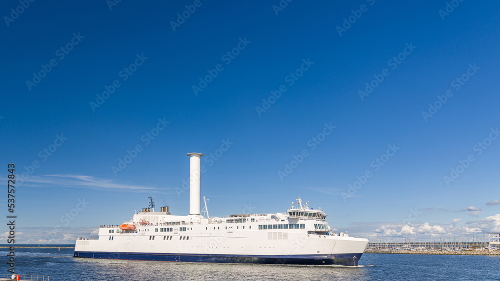 Schiff bzw. Fähre mit Segel, einem Flettner-Rotor, in der Hafeneinfahrt von Rostock Warnemünde Schiff bzw. Fähre mit Segel, einem Flettner-Rotor, in der Hafeneinfahrt von Rostock Warnemünde