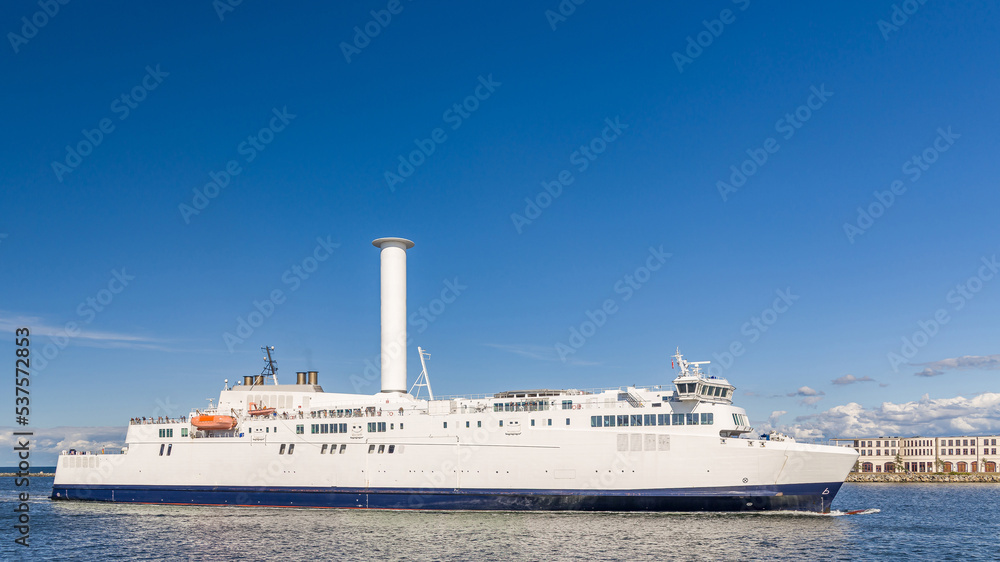 Schiff bzw. Fähre mit Segel, einem Flettner-Rotor, in der Hafeneinfahrt von Rostock Warnemünde Schiff bzw. Fähre mit Segel, einem Flettner-Rotor, in der Hafeneinfahrt von Rostock Warnemünde