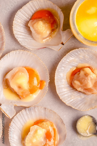 Raw scallops with melted butter