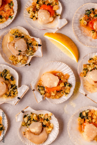 Cooked scallops with sauce