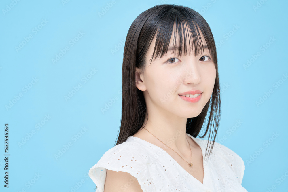 若い女性と青背景 若い女性と青背景