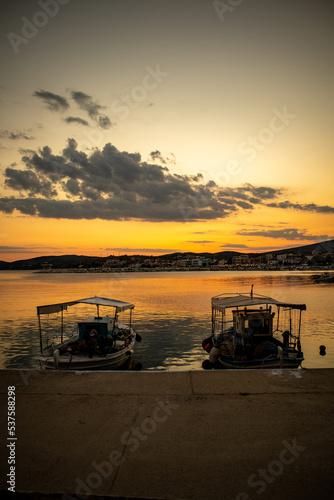 Wybrzeże podczas zachodu słońca. Grecja Thassos