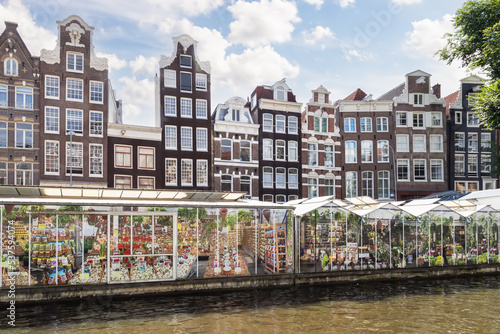 Fotografia Amsterdam floating flower market and tall narrow canal houses