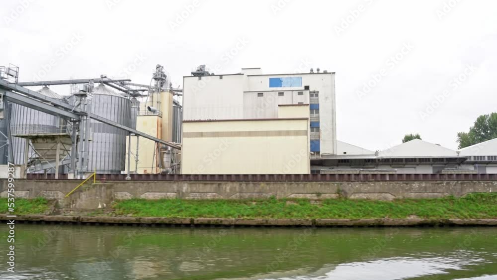 Fabrik mit Silos Fabrik mit Silos