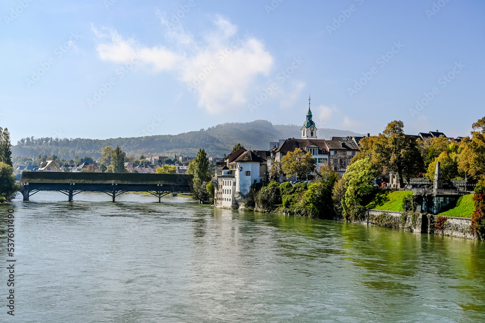Fototapeta premium Olten, Stadt, Stadtturm, Aare, Fluss, Alte Brücke, Holzbrücke, Altstadt, historische Häuser, Bahnhof, Herbst, Herbstsonne, Herbstfarbe, Solothurn, Schweiz