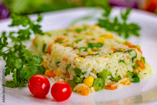Arroz À Grega, Prato Com Milho, Cenoura E Ervilha