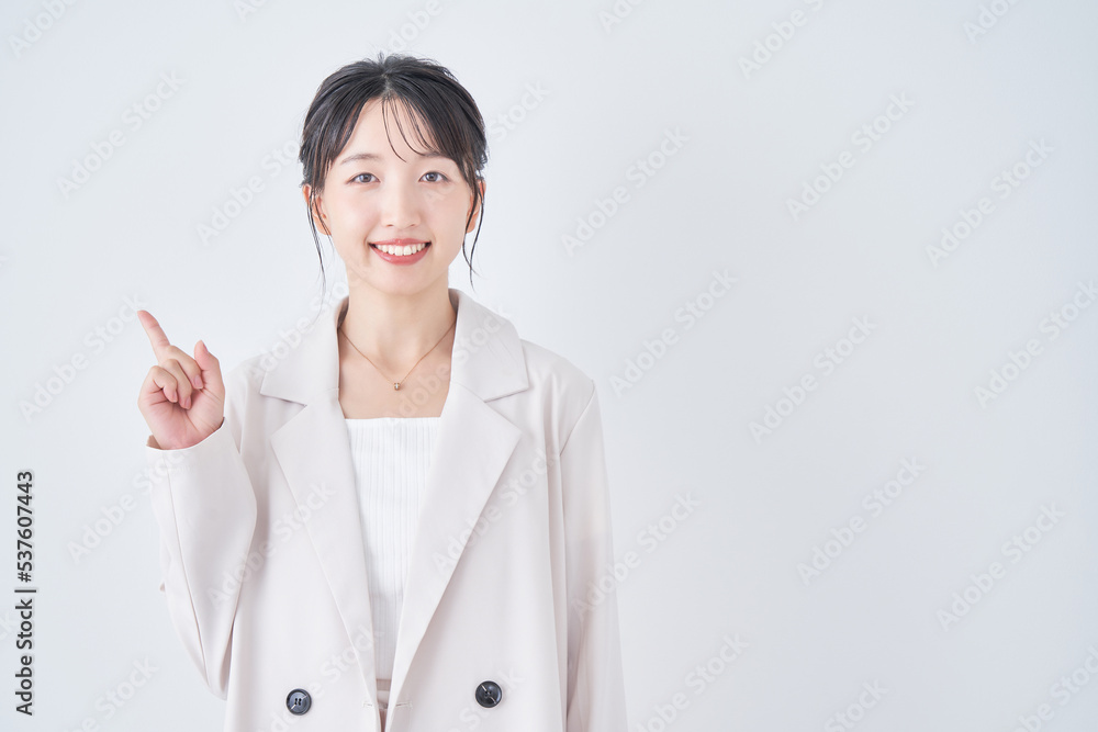 指さしのポーズをする若い女性 指さしのポーズをする若い女性