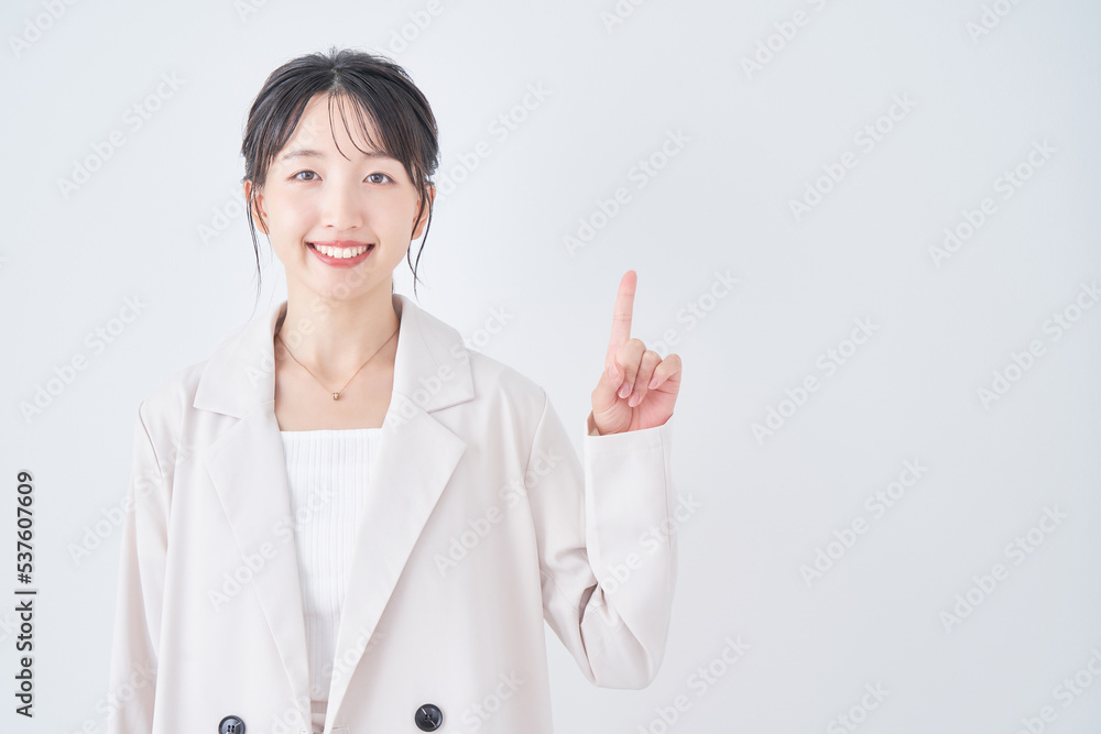指さしのポーズをする若い女性 指さしのポーズをする若い女性
