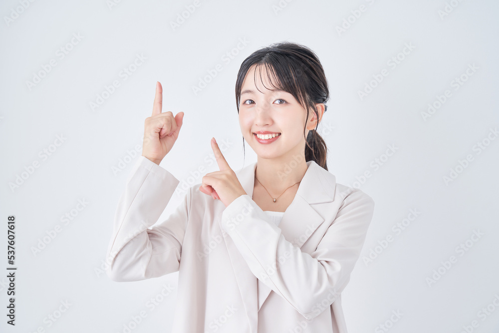 指さしのポーズをする若い女性 指さしのポーズをする若い女性