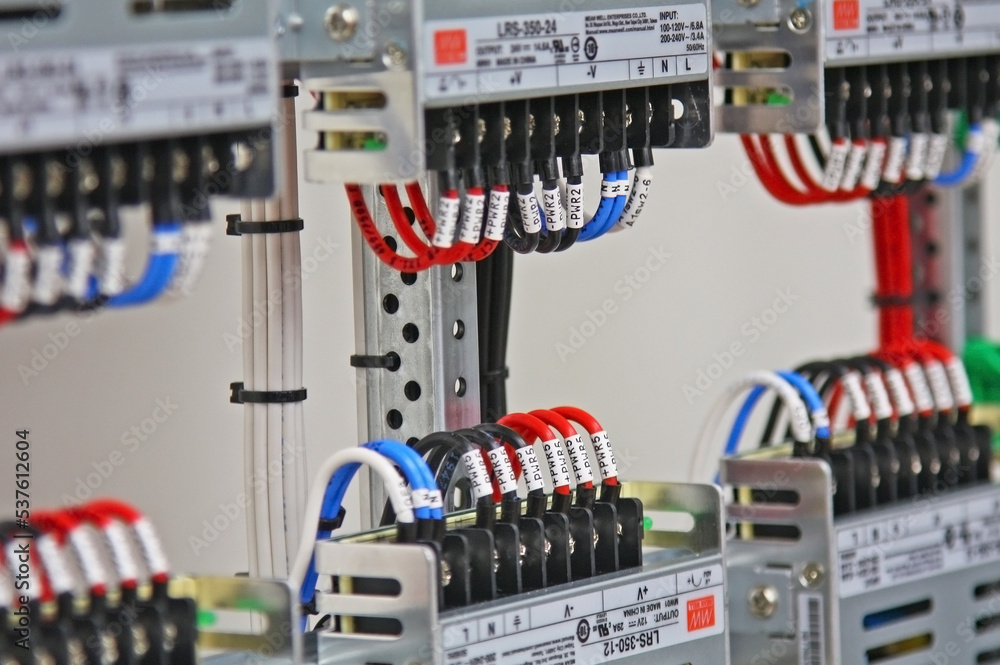 Electrical terminal connections for connecting installation wires with